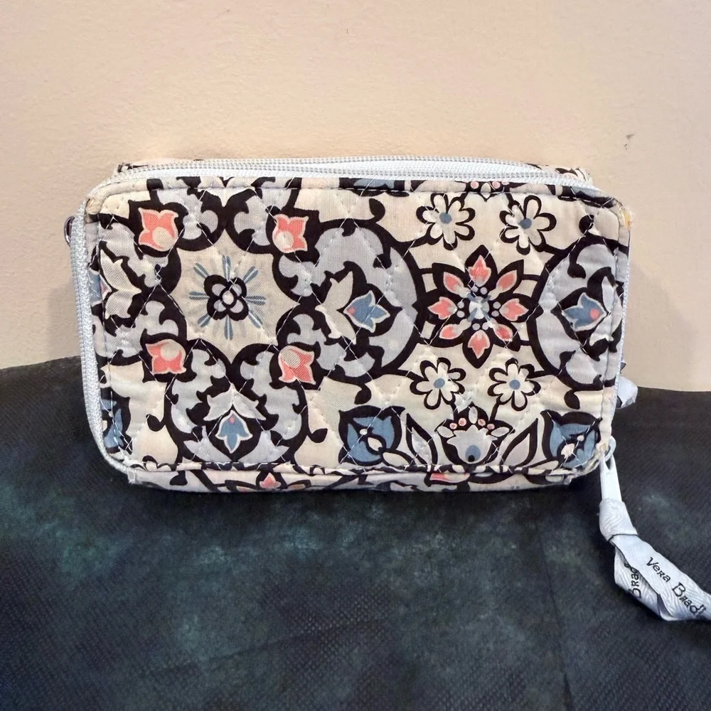 🔥Vera Bradley Quilted Floral Zip Wallet - Cream, Blue & Pink 🔥